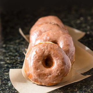 https://hamiltonbeach.com/assets/cache/pthumb/apple-cider-glazed-fried-yeast-doughnuts-5.7f1e032b.jpg