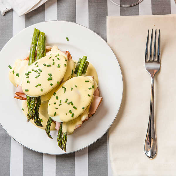 Recipe for Eggs Benedict with Ham and Roasted Asparagus