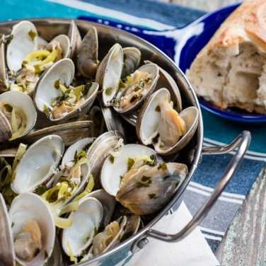 Recipe for Grilled Clams in White Wine Sauce