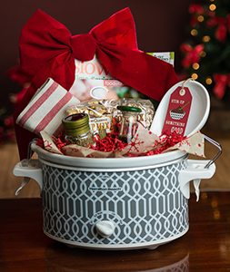 https://hamiltonbeach.com/media/article_images/diy-gift-sets-for-foodies/slow-cooker-gift-set.jpg