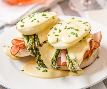 https://hamiltonbeach.com/media/recipes/eggs-benedict-with-asparagus-6.jpg